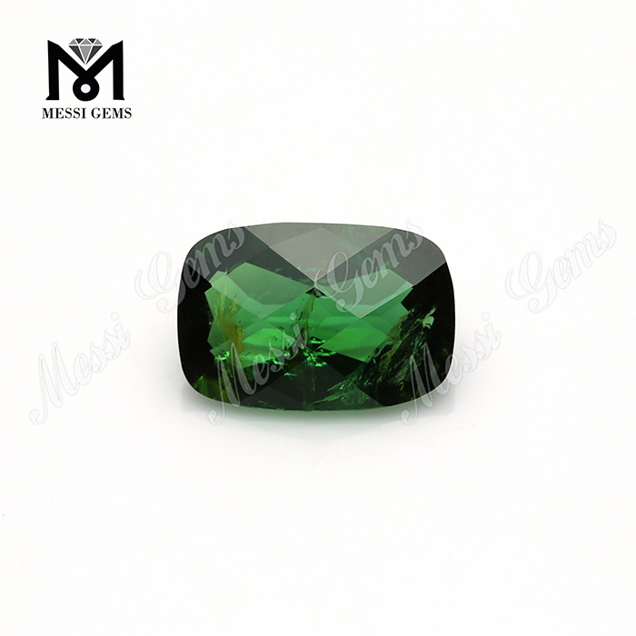 Pietra preziosa verde smeraldo in pietra olivina naturale