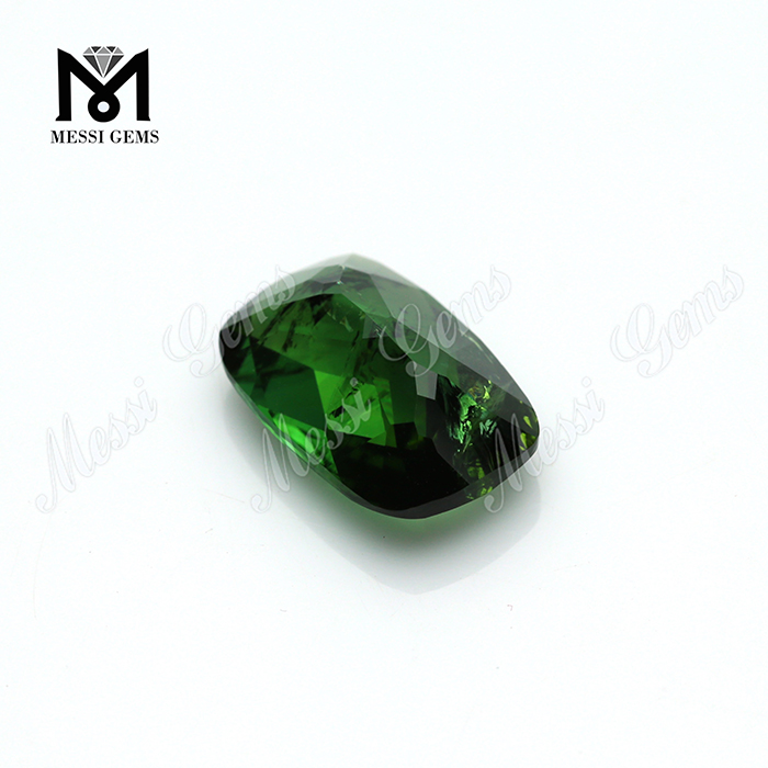 Pietra preziosa verde smeraldo in pietra olivina naturale