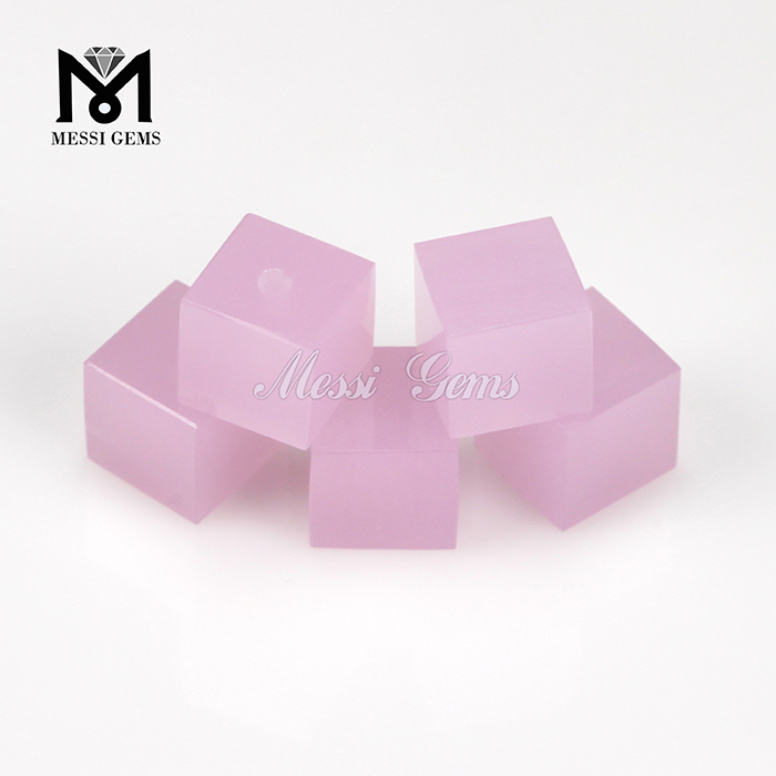 Pedra de vidro cor rosa forma cubo