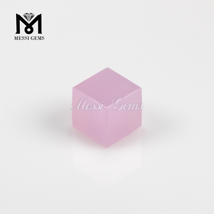 Pierre en verre de couleur rose en forme de cube